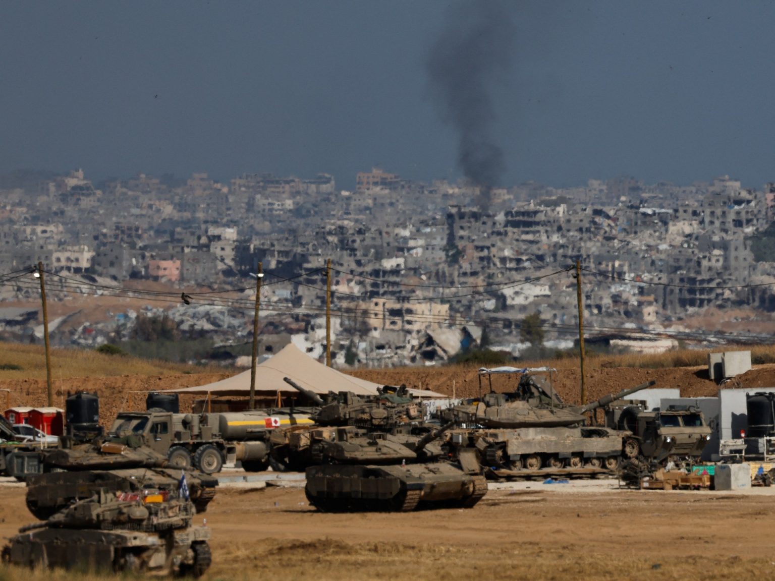 44 شهيدا منذ الفجر والاحتلال يقصف ويحاصر مستشفى العودة