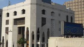 فتاوى تشغل الأذهان.. هل ترديد الأذكار بعد الصلاة من تمام صحتها.. وحكم مصافحة المصلين بعد الصلاة.. وهل الجلوس والمشي او الإتكاء على المقابر حرام؟