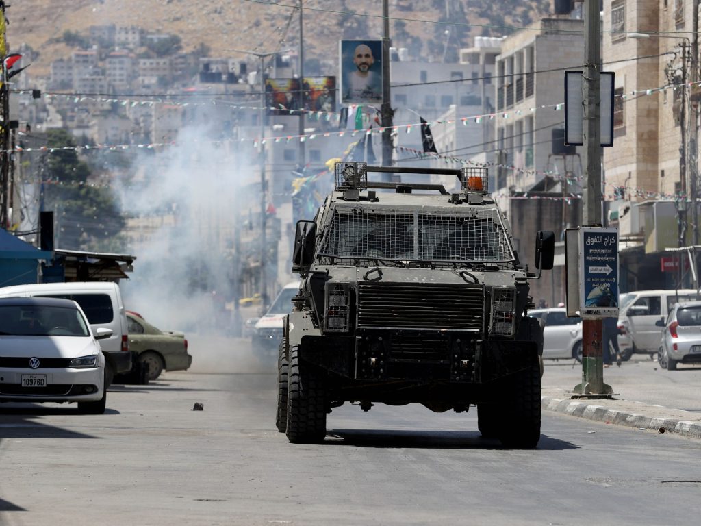 الاحتلال يفجر منزلا في قلقيلية ومستوطنون يحرقون مركبة ومنزلا بالضفة