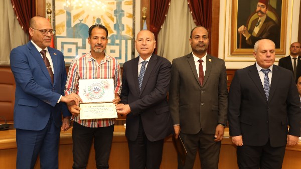 وزير العمل ومحافظ القاهرة يُكرمان موظفا رفض رشوة من شركة لإلحاق العمالة بالخارج
