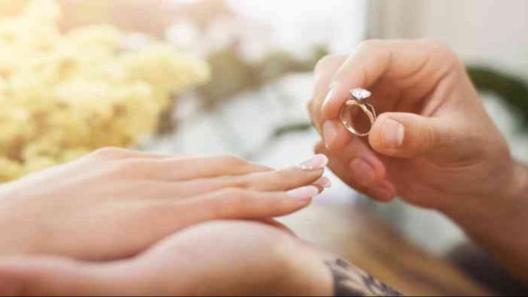 أنا مخطوبة فما حدود علاقتي بخطيبي؟.. أمين الإفتاء يجيب
