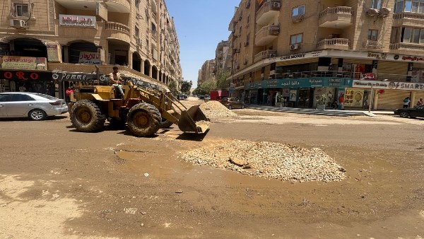 محافظة الجيزة: إصلاح كسر مفاجئ بخط مياه بمنطقة هضبة الأهرام
