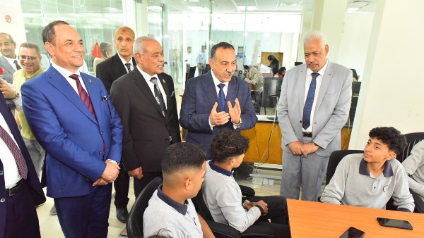 محافظ أسيوط يشهد فعاليات البرامج التدريبية المتخصصة لتأهيل شباب الخريجين على الوظائف الرقمية