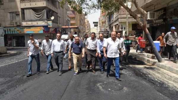 محافظ أسيوط يتفقد رصف شارع 26 يوليو وتفرعاته بتكلفة 7.5 مليون جنيه
