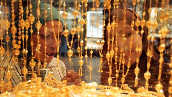 بعد صعود لافت .. ضغوط جني الأرباح تهبط بأسعار الذهب