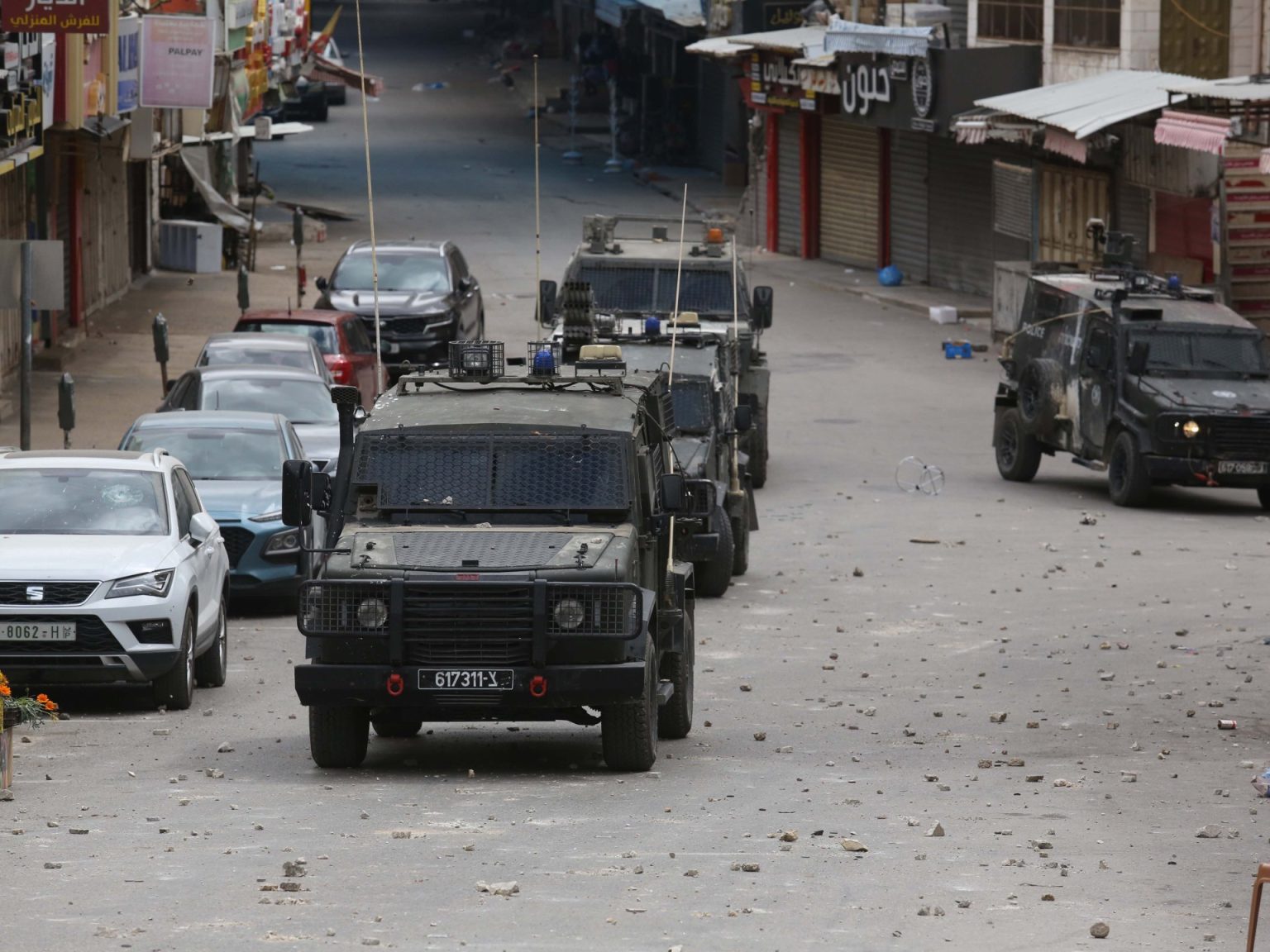 حملة اقتحامات واعتقالات بالضفة ومستوطنون يحرقون القمح برام الله