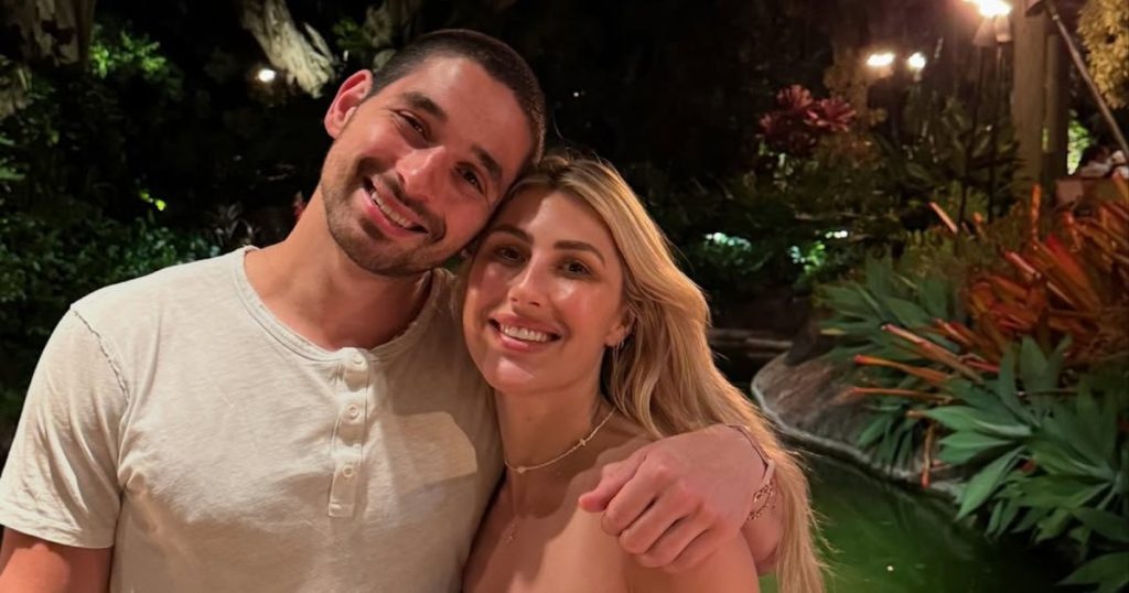 تتمتع DWTS 'Alan Bersten و Emma Slater “لا تصدق” وعطلة رومانسية في هاواي