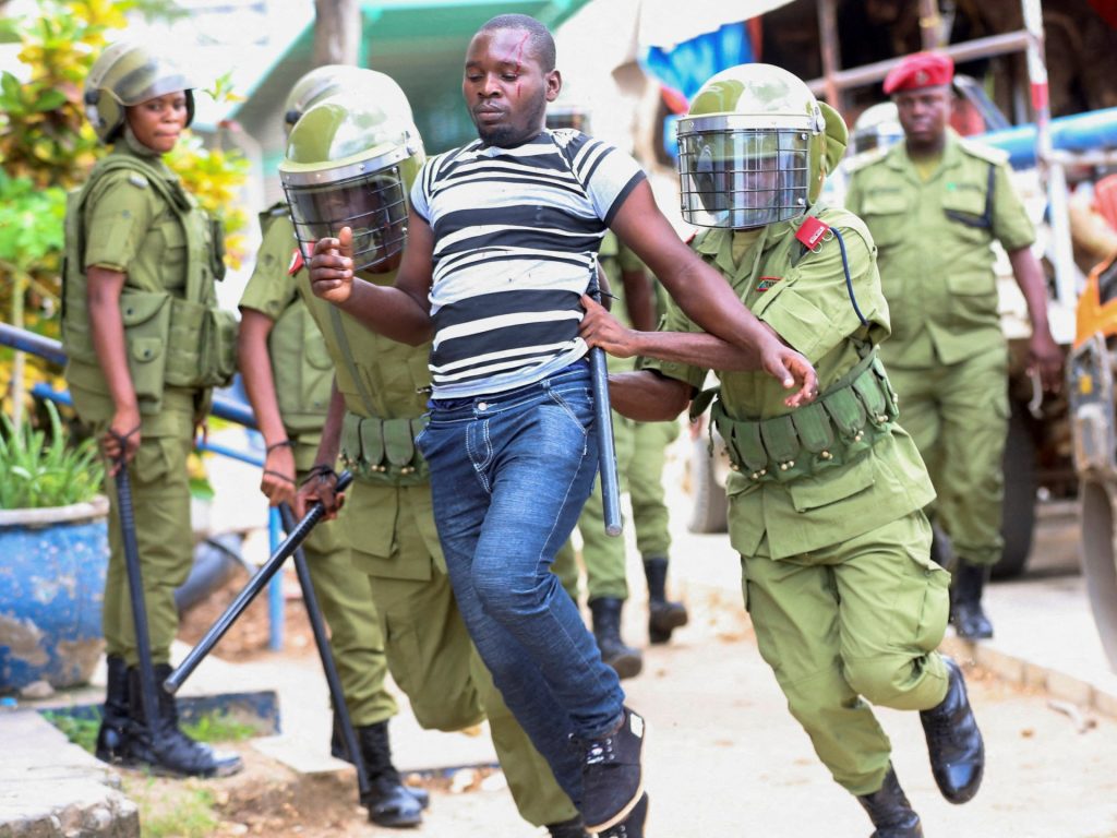 السلطات التنزانية تعتقل أحد رموز المعارضة وتمنعه من السفر