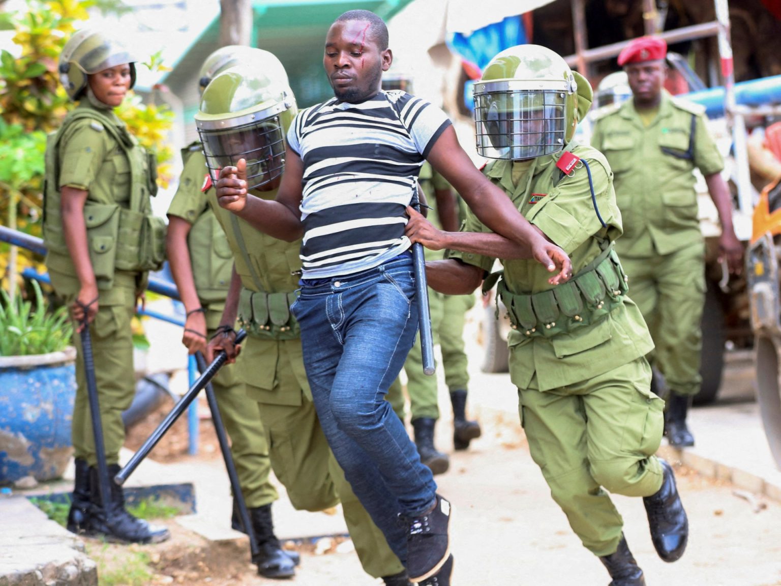 السلطات التنزانية تعتقل أحد رموز المعارضة وتمنعه من السفر