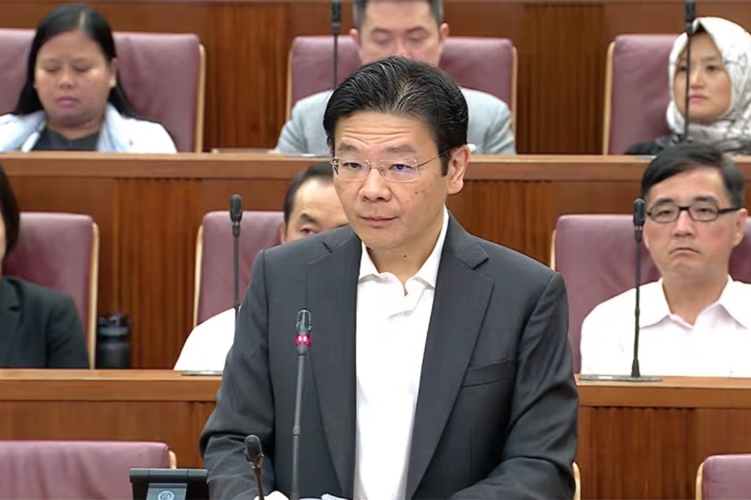 رئيس وزراء سنغافورة ينصح النواب بأن يكونوا فوق الشبهات