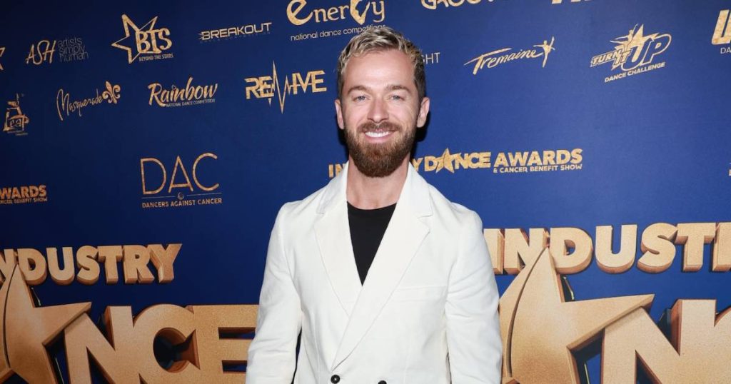 يستمتع Artem Chigvintsev بالسيارة مع الابن Matteo وسط مطالبات دعم الطفل في Nikki Garcia السابقة