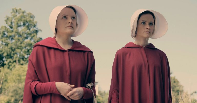 طاقم عمل “الوصايا”: كيف يبدو نجوم المسلسل الفرعي “The Handmaid’s Tale” في الحياة الحقيقية