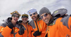 يجد جيسي أرمسترونغ تعاطفًا مع “المتسكعون الغنيون” في Mountainhead