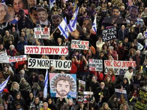 عائلات أسرى إسرائيليين: كفى موتا لجنودنا وبالإمكان التوصل لاتفاق