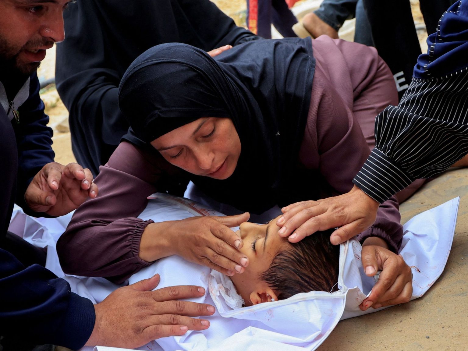 84 شهيدا بغارات مكثفة على المستشفيات وخيام النازحين بغزة