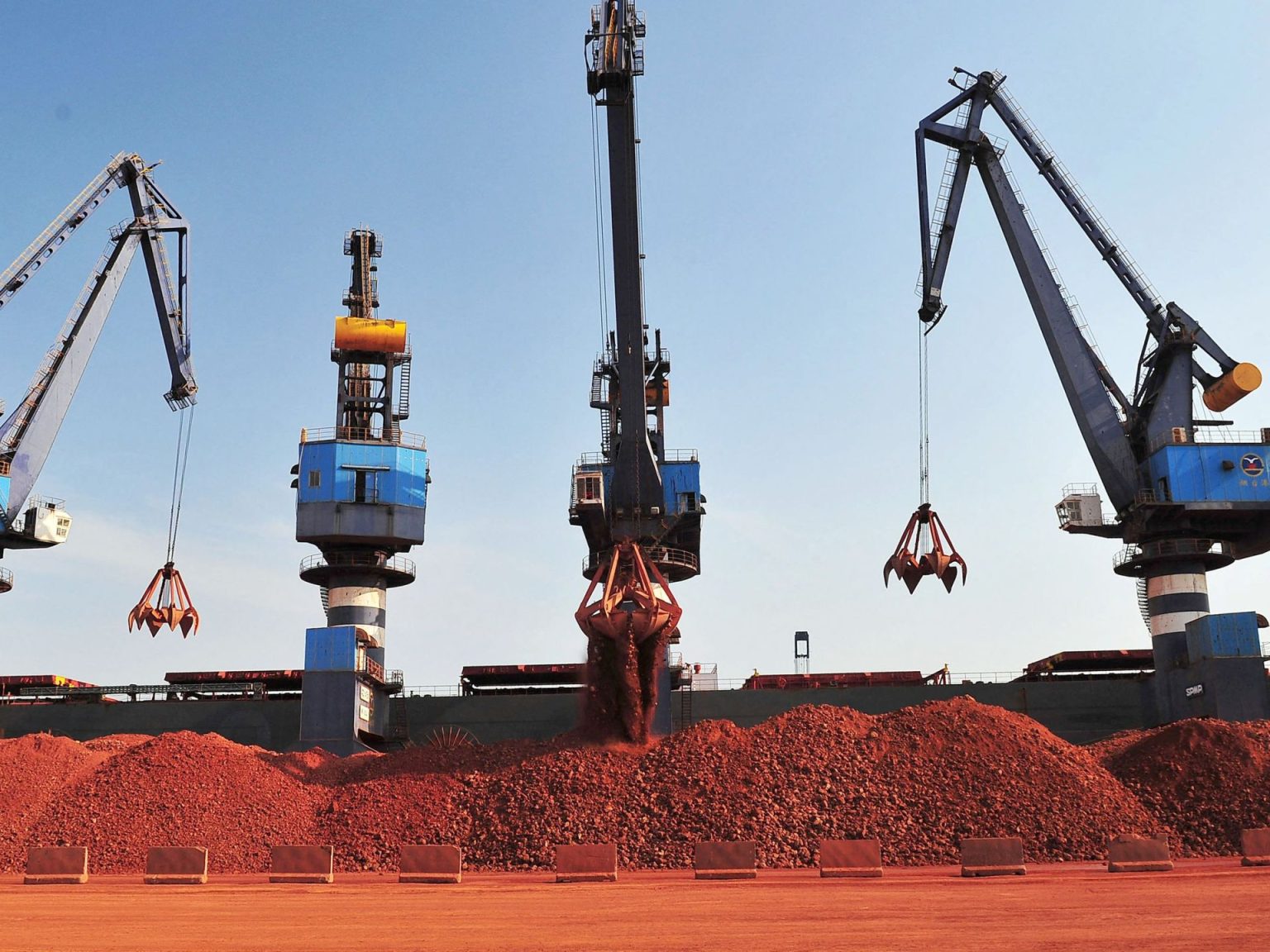 غينيا تسحب 51 رخصة للتعدين عن المعادن