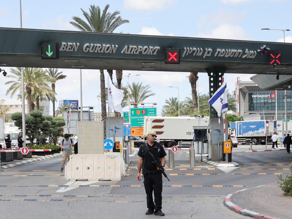 الحوثيون يعلنون استهداف مطار بن غوريون بصاروخ باليستي