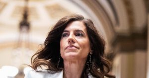 يزعم موظفو نانسي ماس السابق أنها جعلتهم يخلقون حسابات الموقد للترويج لها