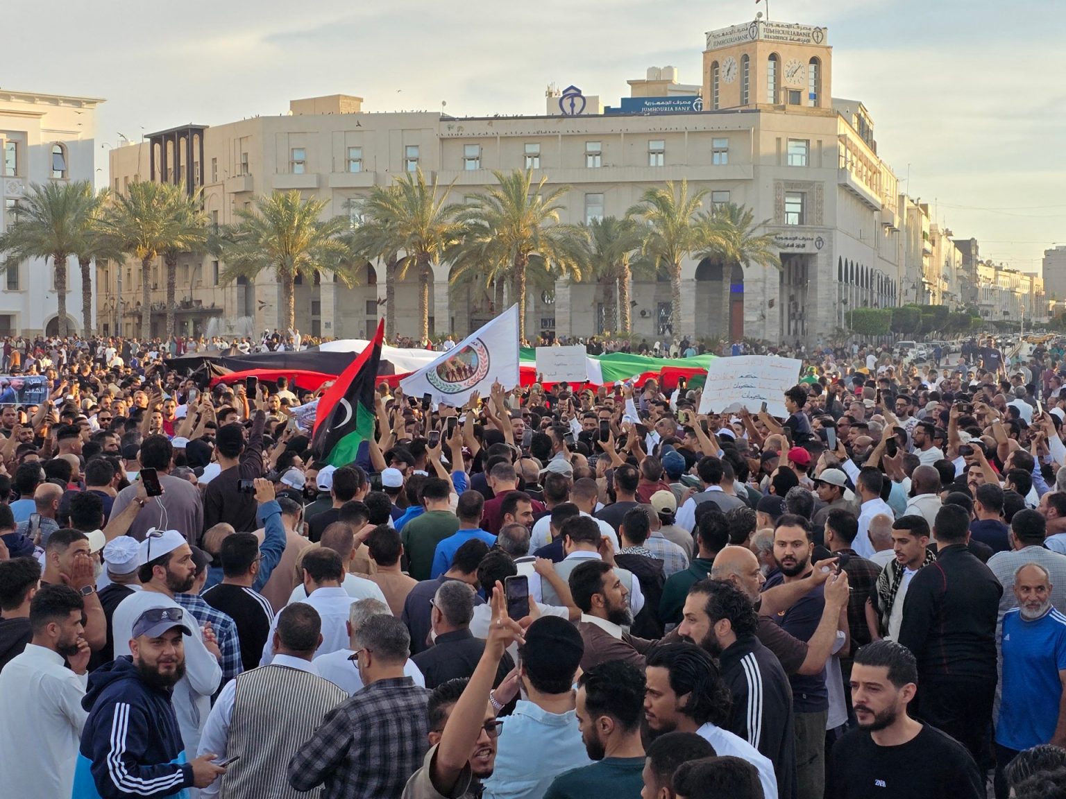 مقتل شرطي بطرابلس وتضارب بشأن استقالة وزراء بالحكومة الليبية