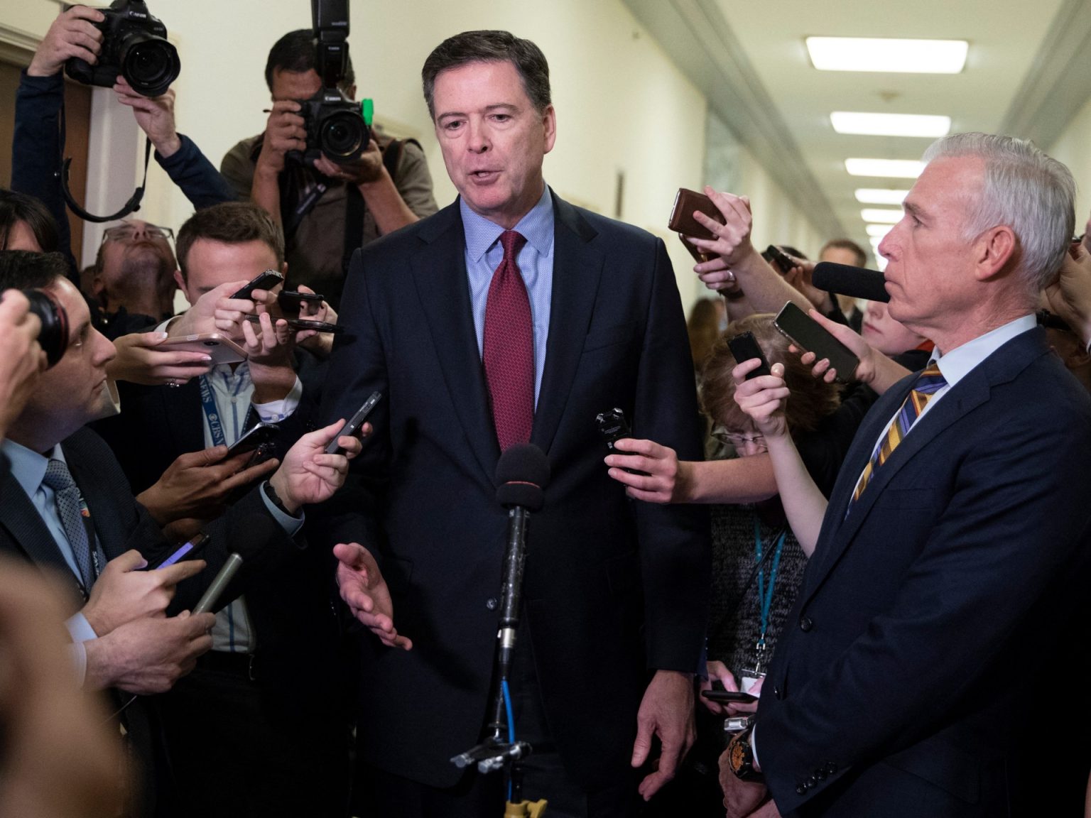 بعد اتهامه بالتهديد باغتياله.. ترامب يصف جيمس كومي بالشرطي الفاسد