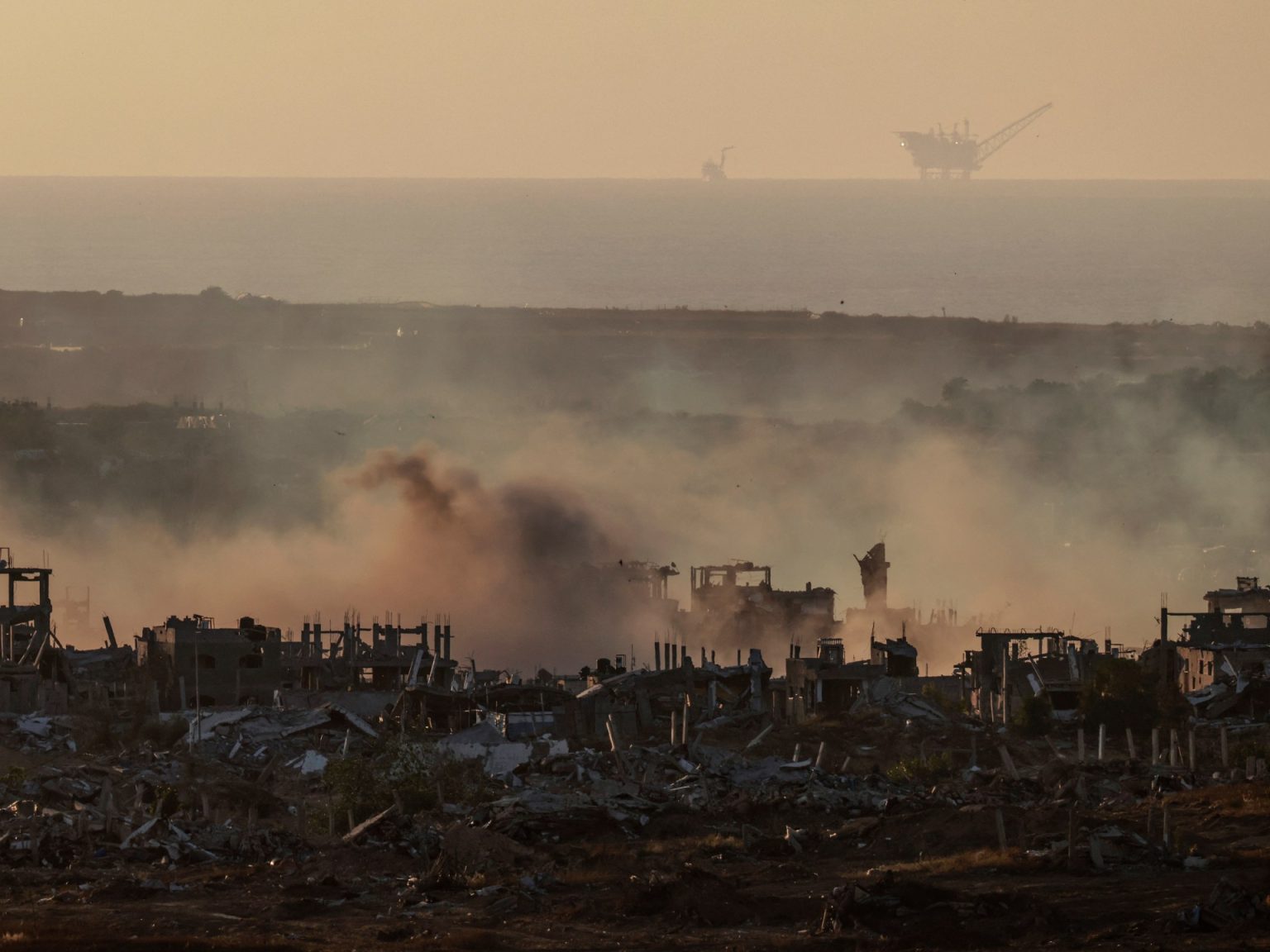 عشرات الشهداء بغزة ودبابات الاحتلال تستهدف مستشفى العودة