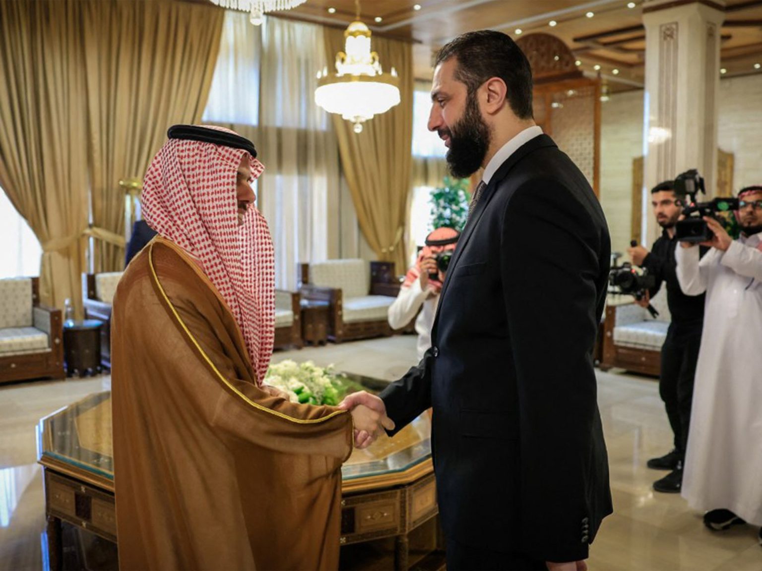 دعم مالي مشترك من قطر والسعودية للقطاع العام بسوريا