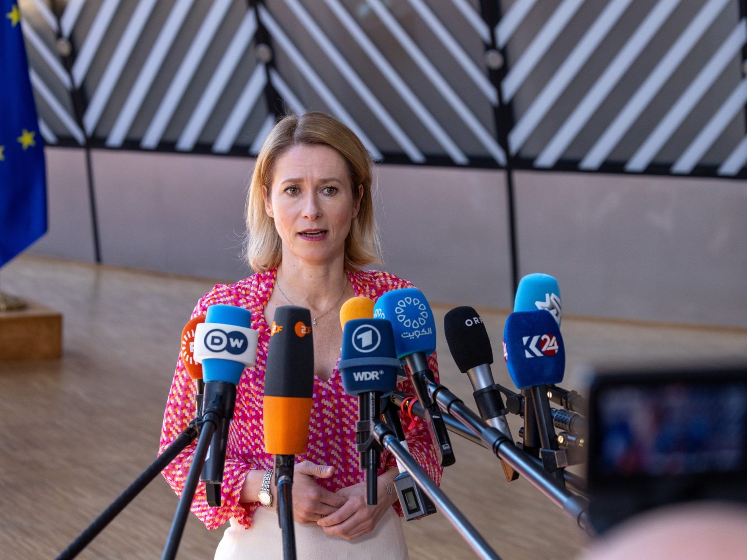 أوروبا ترفع العقوبات الاقتصادية عن سوريا والشرع يرحب