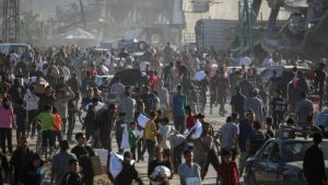 الفلسطينيون ينهبون مستودع نظام عمل مع جوع واسع الانتشار يعمق فوضى غزة