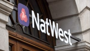 يعود Natwest إلى الملكية الخاصة الكاملة 17 عامًا بعد الإنقاذ في المملكة المتحدة