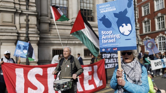 AGM باركليز تعطل من قبل المتظاهرين المؤيدين الفلسطينيين