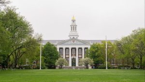 تنتهي إدارة ترامب بمبلغ 450 مليون دولار إضافي في المنح لجامعة هارفارد