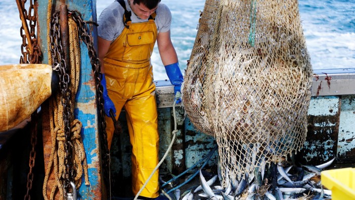 تخطط لإعادة تعيين العلاقات بين المملكة المتحدة والاتحاد الأوروبي توتطة على حقوق الصيد وتنقل الشباب