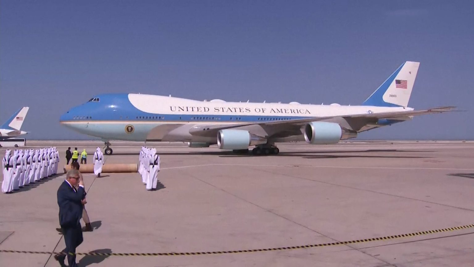 كيف استقبل ترامب في قطر وما أهمية زيارته؟