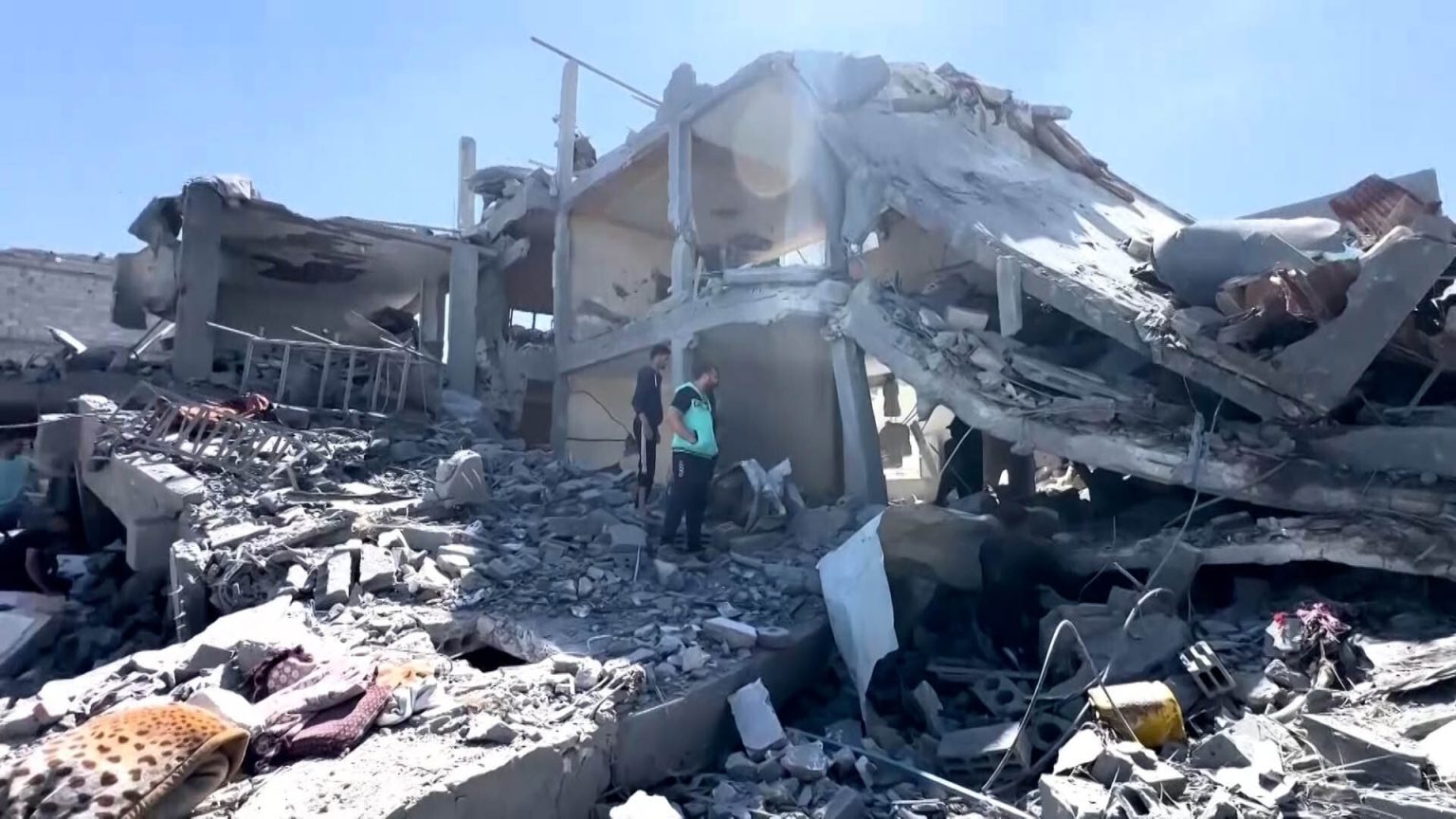 الاحتلال يخلي قسرا مستشفى العودة وينذر مناطق بشمالي قطاع غزة