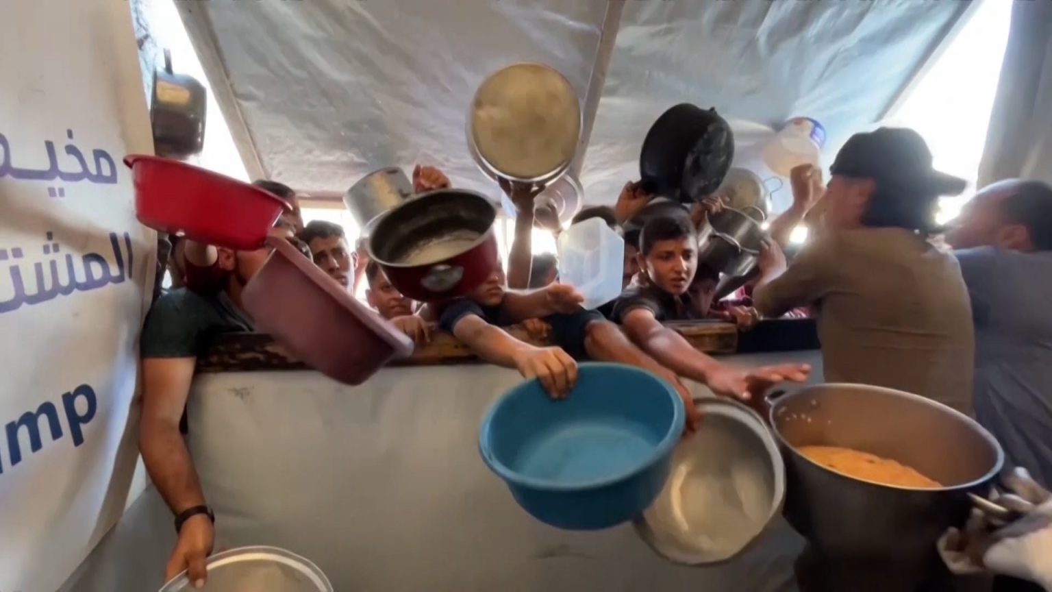 إذلال لأهالي غزة وطرود غذائية مخضبة بالدماء