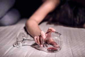 صديقي المدمن على الكحول يرفض المساعدة – هل حان الوقت بالنسبة لي أن أبتعد؟