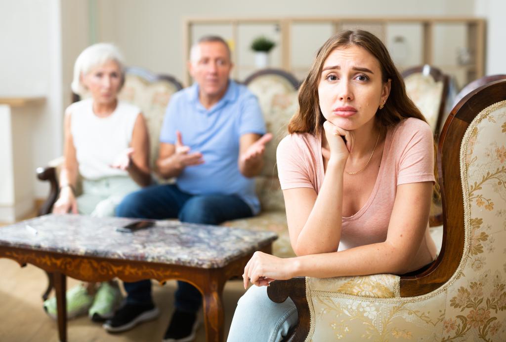 ابنتي في سن الكلية تسلل صديقها في المنزل