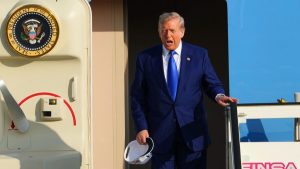 يرتدي ترامب جدلًا وهو يلقي الشك على التزام الولايات المتحدة بضمان الدفاع المشترك لحلف الناتو