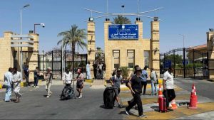 تبدأ المزيد من الدول الأوروبية في إجلاء المواطنين من إسرائيل وإيران