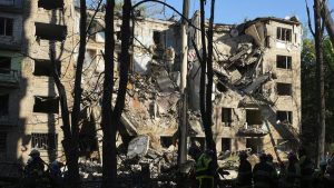 تقتل الهجمات الروسية على أوكرانيا 10 على الأقل وجرح العشرات