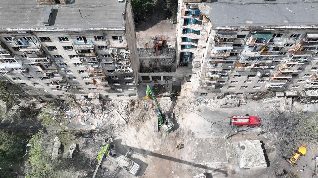 تدعو زيلنسكي إلى مزيد من الضغط على روسيا بعد مقتل 28 في ضربات صاروخية على كييف