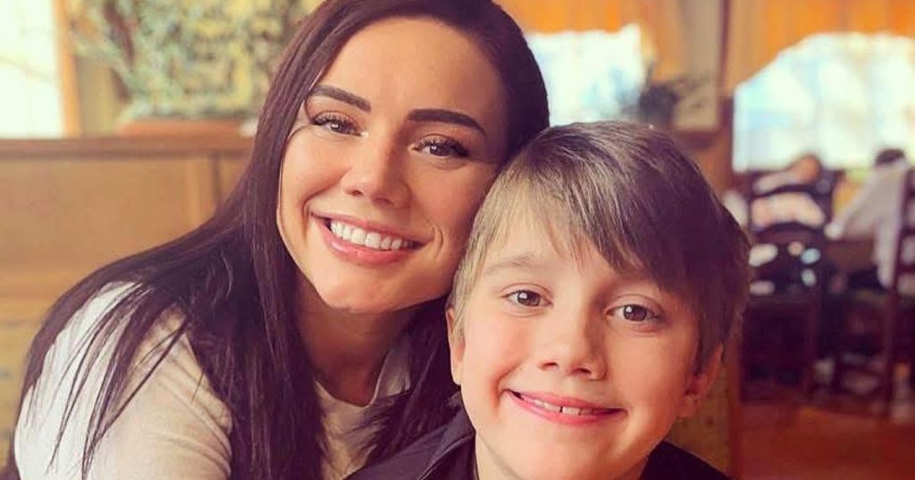 16 وحامل ويتني بورفيس يفتقد جنازة الابن بعد وفاته في سن 16: تقرير