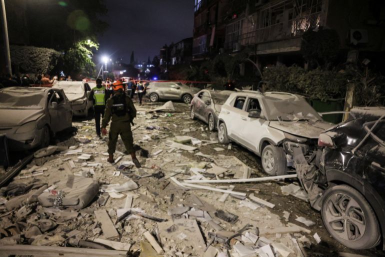 Rescue and security personnel work at an impact site following missile attack from Iran on Israel, at central Israel June 15, 2025. REUTERS/Tomer Appelbaum ISRAEL OUT. NO COMMERCIAL OR EDITORIAL SALES IN ISRAEL