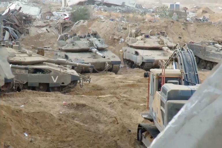 مشاهد من الكمين المركب الذي استهدف جنود وآليات العدو في منطقة مدرسة الأقصى ببلدة القرارة شرق مدينة خانيونس جنوب القطاع #طوفان_الأقصى