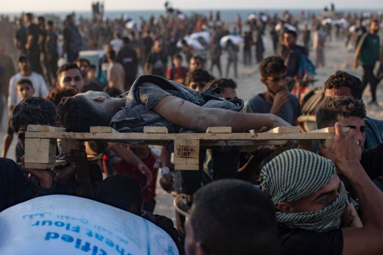 epaselect epa12181960 Palestinians carry the body of a man who was killed by Israeli army fire while trying to obtain flour, west of Jabalia on 17 June, 2025, after humanitarian aid trucks entered the northern Gaza Strip through the Israeli-controlled Zikim crossing, northwest of Gaza City. EPA-EFE/HAITHAM IMAD