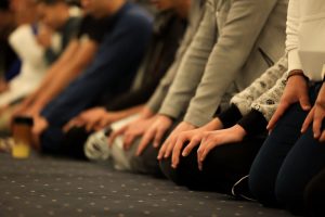 حكم نسيان التشهد الأوسط في الصلاة.. هل يبطلها؟