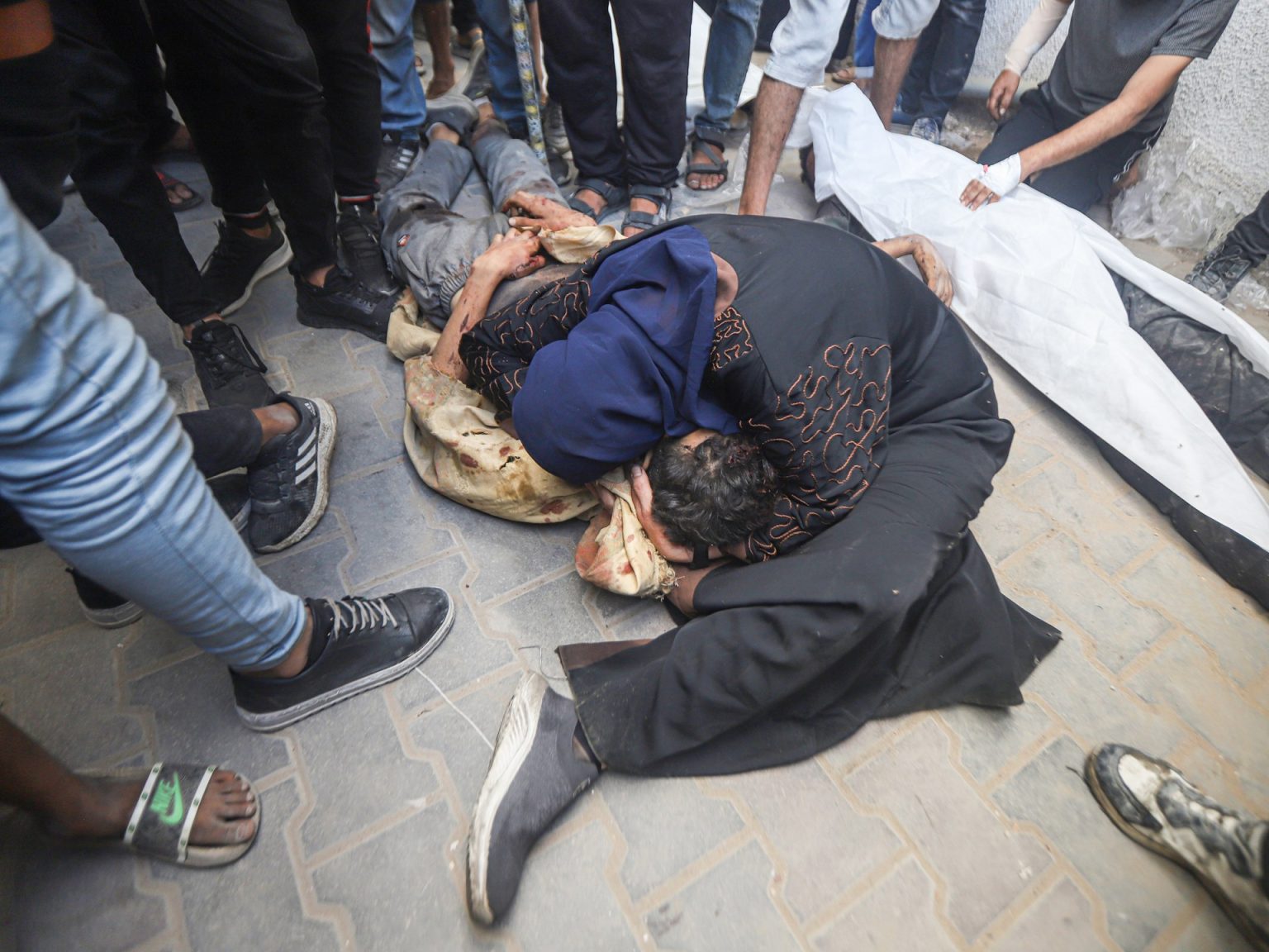 مدير مجمع الشفاء الطبي بغزة: ندعو لإغلاق مصايد الموت بشكل عاجل جدا