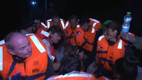 بعد حجزهم 3 أيام.. بدء عملية طرد ناشطي سفينة «مادلين» من إسرائيل