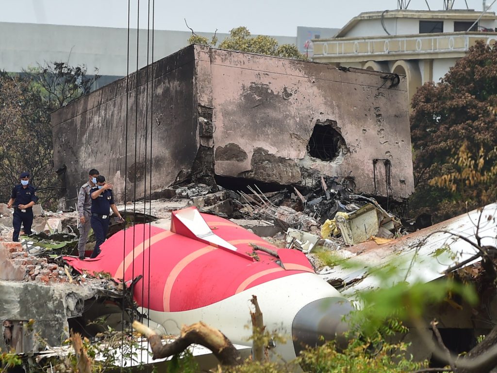 فرضية التخريب مطروحة بتحقيق تحطم الطائرة الهندية