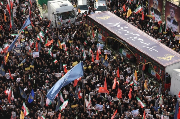 إيران تحمل جنازة الدولة للقادة العسكريين القتيلين والعلماء